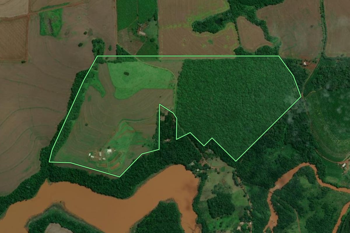 Imagem de satélite do imóvel rural em Londrina (PR), com o contorno declarado no CAR desenhado por cima.