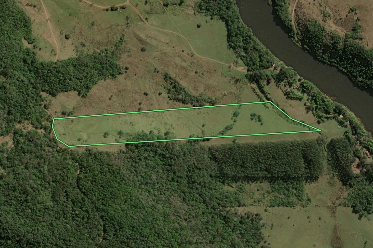 Imagem de satélite do imóvel rural em Londrina (PR), com o contorno declarado no CAR desenhado por cima.
