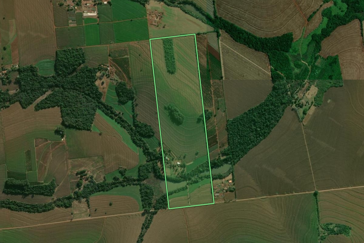 Imagem de satélite do imóvel rural em Londrina (PR), com o contorno declarado no CAR desenhado por cima.
