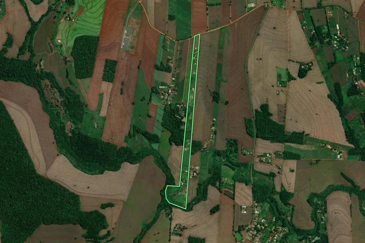 Imagem de satélite do imóvel rural em Londrina (PR), com o contorno declarado no CAR desenhado por cima.