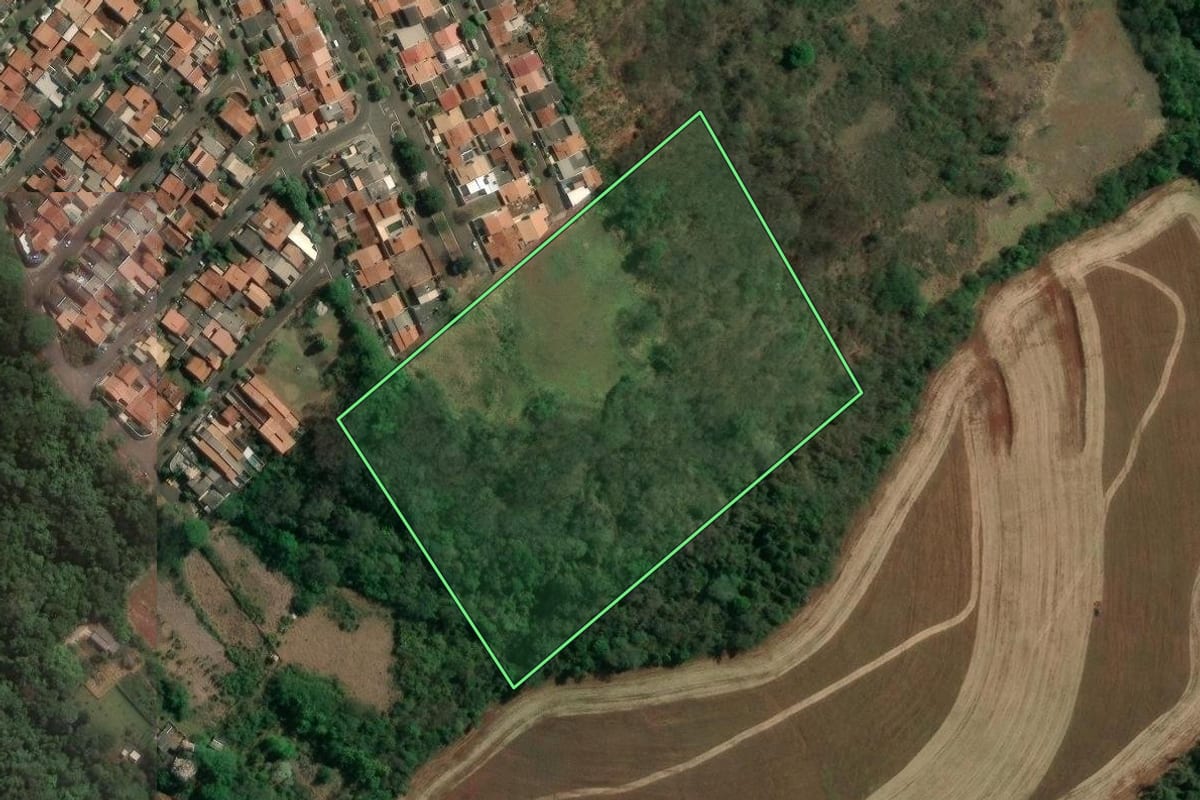Imagem de satélite do imóvel rural em Londrina (PR), com o contorno declarado no CAR desenhado por cima.