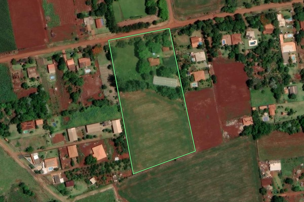 Imagem de satélite do imóvel rural em Londrina (PR), com o contorno declarado no CAR desenhado por cima.