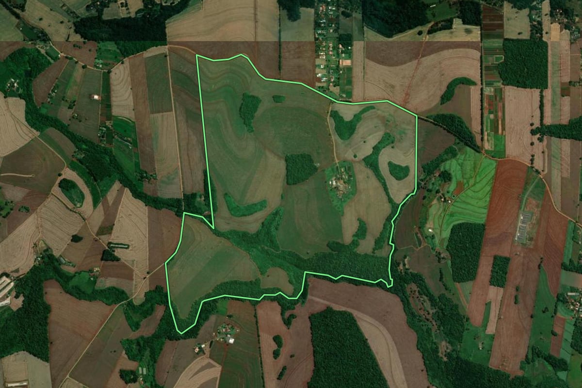 Imagem de satélite do imóvel rural em Londrina (PR), com o contorno declarado no CAR desenhado por cima.