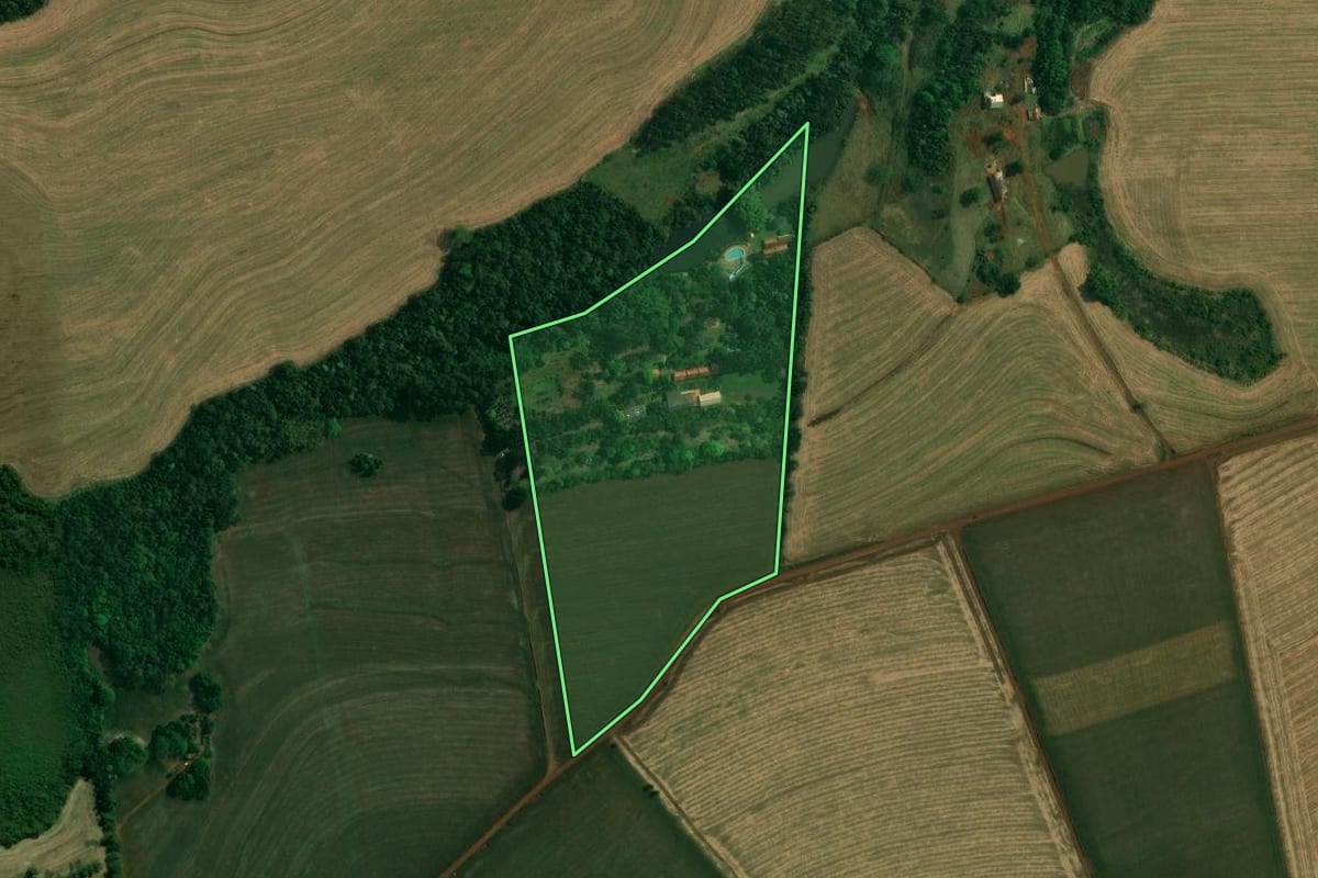 Imagem de satélite do imóvel rural em Londrina (PR), com o contorno declarado no CAR desenhado por cima.