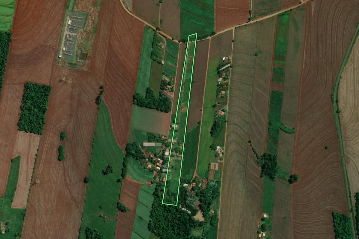 Imagem de satélite do imóvel rural em Londrina (PR), com o contorno declarado no CAR desenhado por cima.