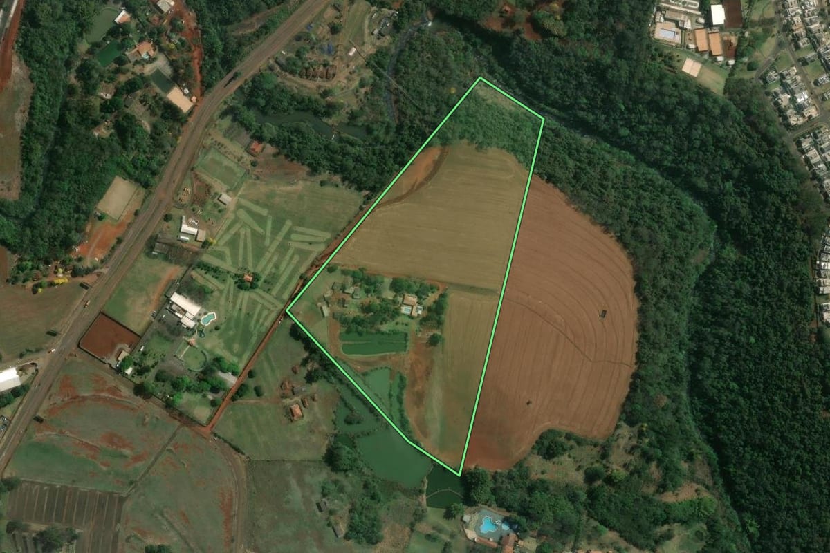 Imagem de satélite do imóvel rural em Londrina (PR), com o contorno declarado no CAR desenhado por cima.