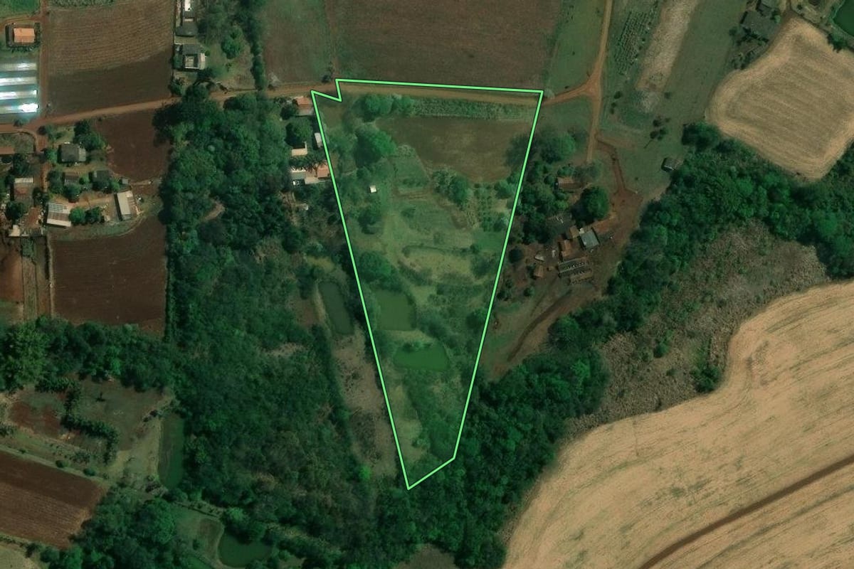 Imagem de satélite do imóvel rural em Londrina (PR), com o contorno declarado no CAR desenhado por cima.