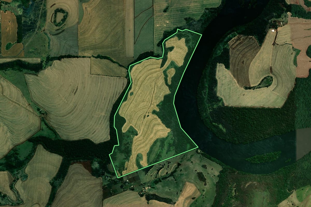 Imagem de satélite do imóvel rural em Londrina (PR), com o contorno declarado no CAR desenhado por cima.