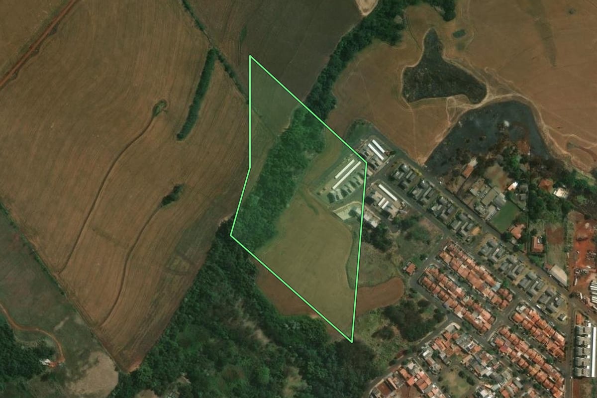 Imagem de satélite do imóvel rural em Londrina (PR), com o contorno declarado no CAR desenhado por cima.