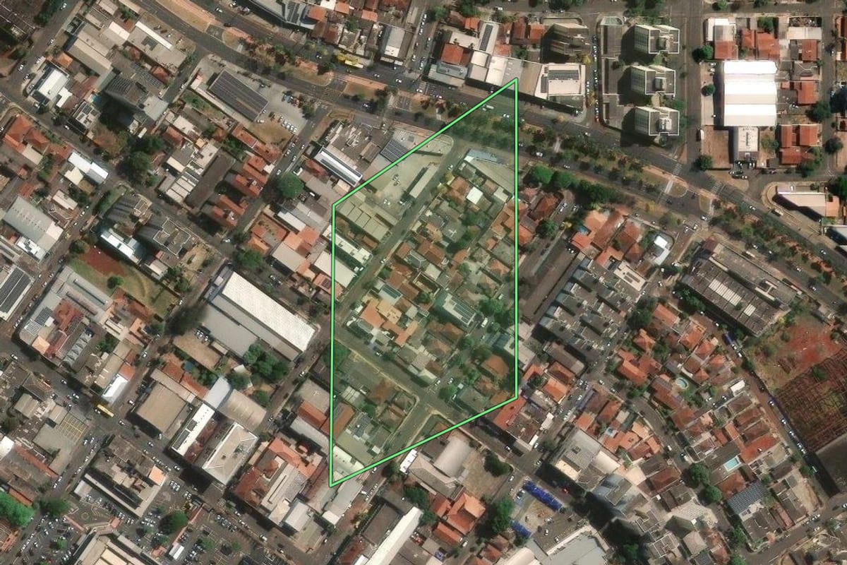 Imagem de satélite do imóvel rural em Londrina (PR), com o contorno declarado no CAR desenhado por cima.