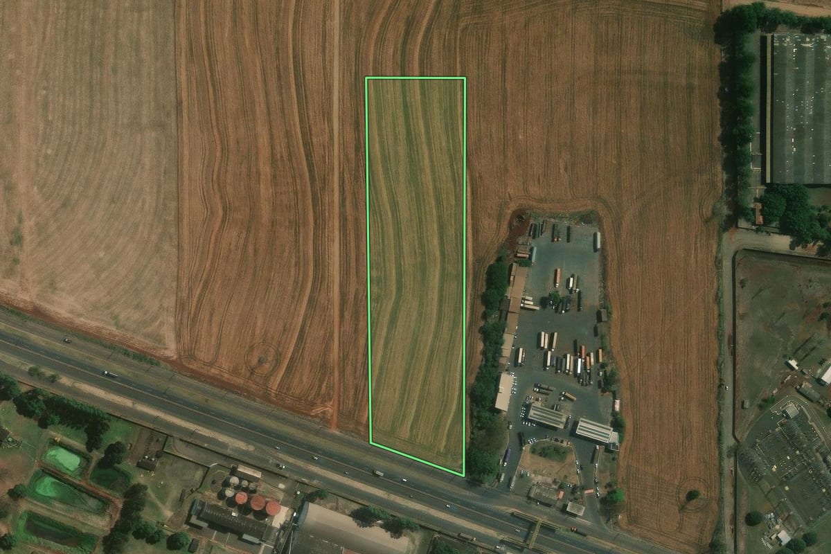 Imagem de satélite do imóvel rural em Londrina (PR), com o contorno declarado no CAR desenhado por cima.