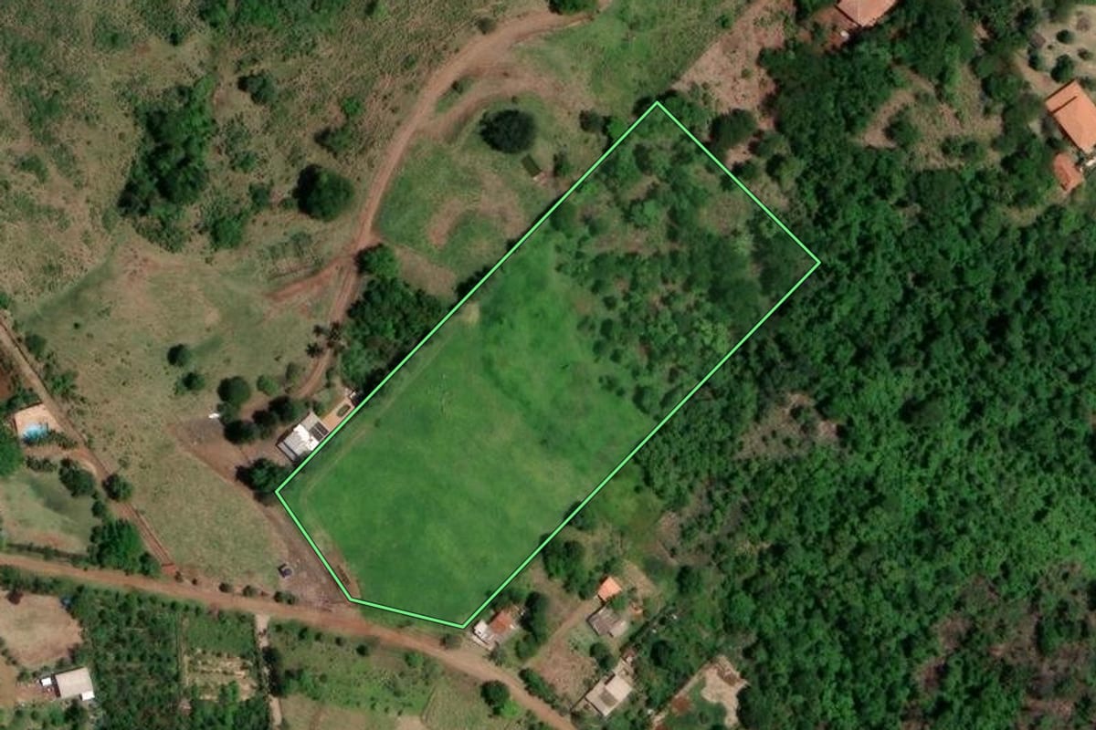 Imagem de satélite do imóvel rural em Londrina (PR), com o contorno declarado no CAR desenhado por cima.