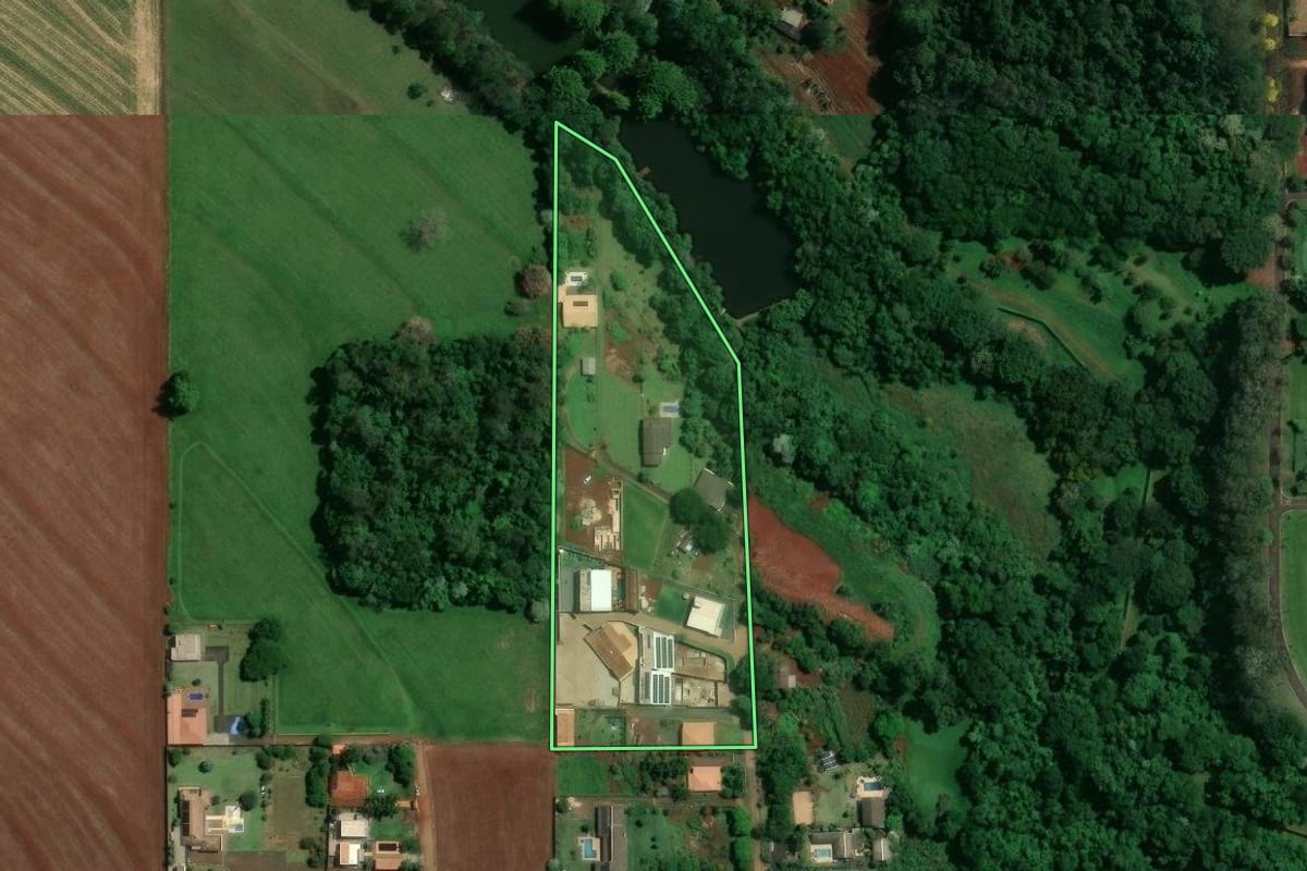 Imagem de satélite do imóvel rural em Londrina (PR), com o contorno declarado no CAR desenhado por cima.