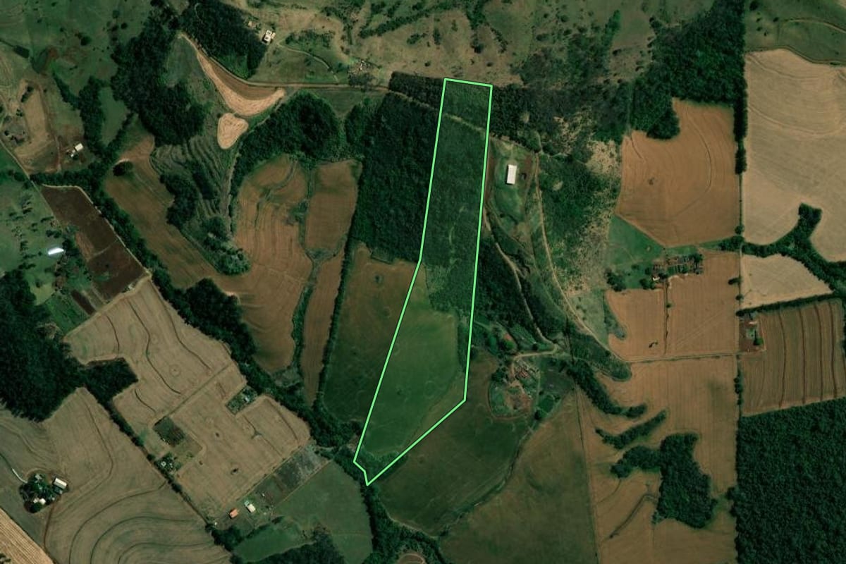 Imagem de satélite do imóvel rural em Londrina (PR), com o contorno declarado no CAR desenhado por cima.