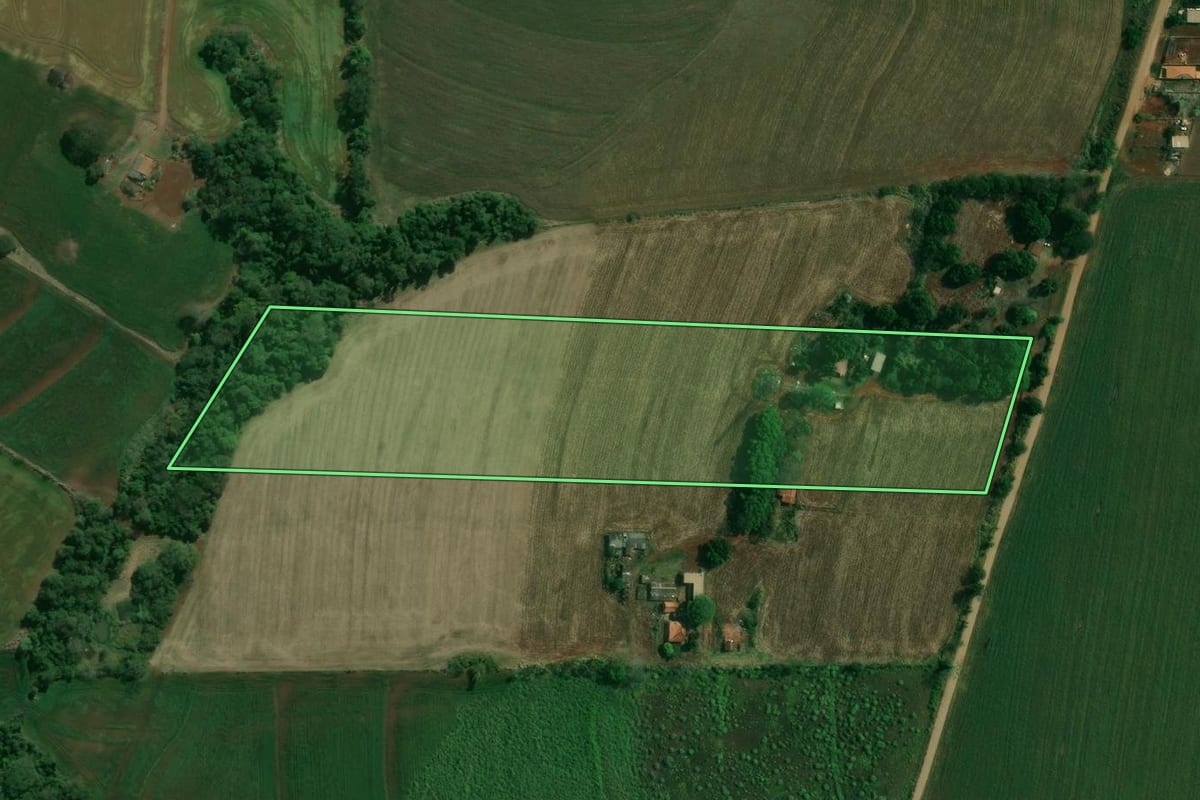 Imagem de satélite do imóvel rural em Londrina (PR), com o contorno declarado no CAR desenhado por cima.
