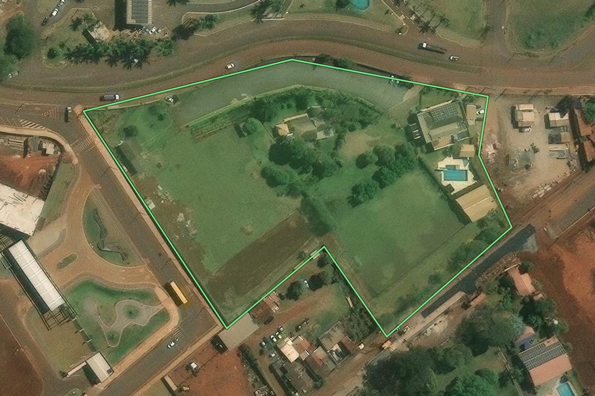 Imagem de satélite do imóvel rural em Londrina (PR), com o contorno declarado no CAR desenhado por cima.