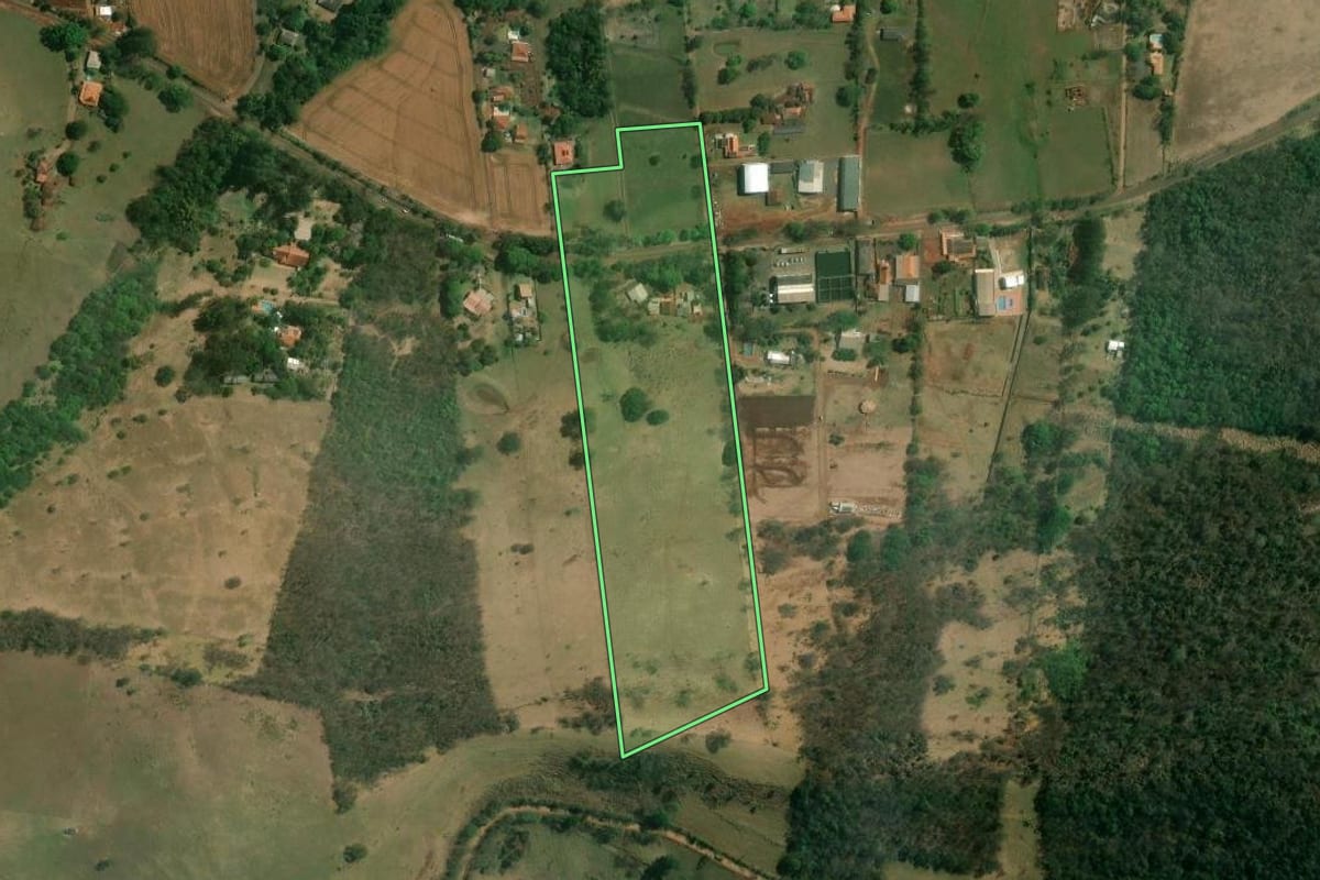Imagem de satélite do imóvel rural em Londrina (PR), com o contorno declarado no CAR desenhado por cima.