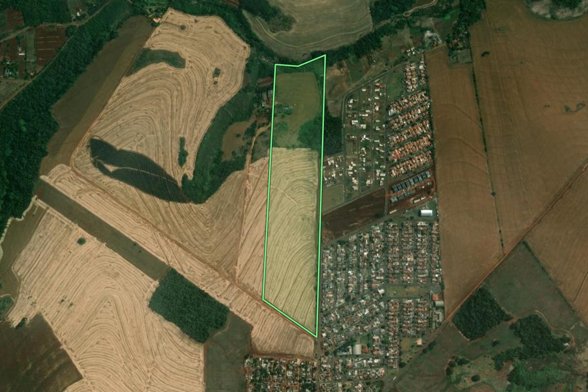 Imagem de satélite do imóvel rural em Londrina (PR), com o contorno declarado no CAR desenhado por cima.