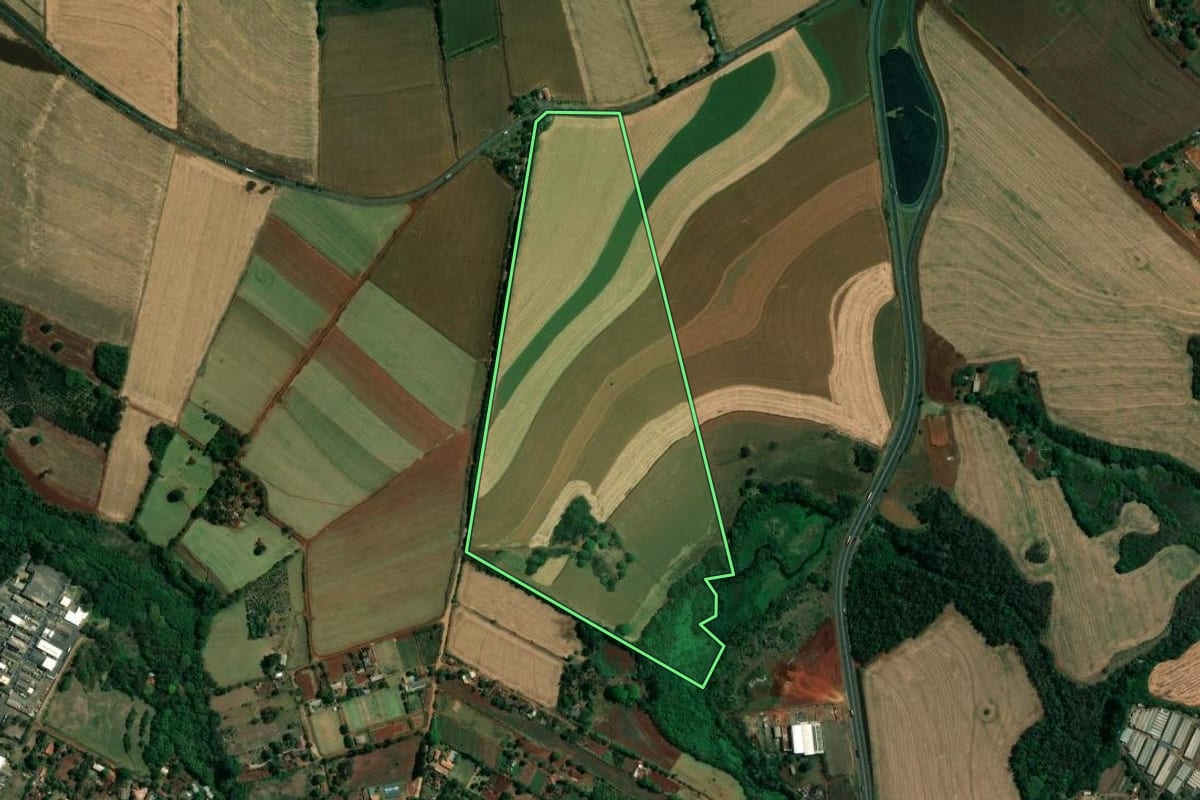 Imagem de satélite do imóvel rural em Londrina (PR), com o contorno declarado no CAR desenhado por cima.