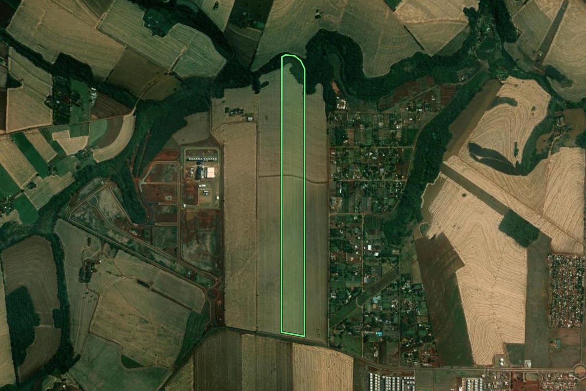 Imagem de satélite do imóvel rural em Londrina (PR), com o contorno declarado no CAR desenhado por cima.
