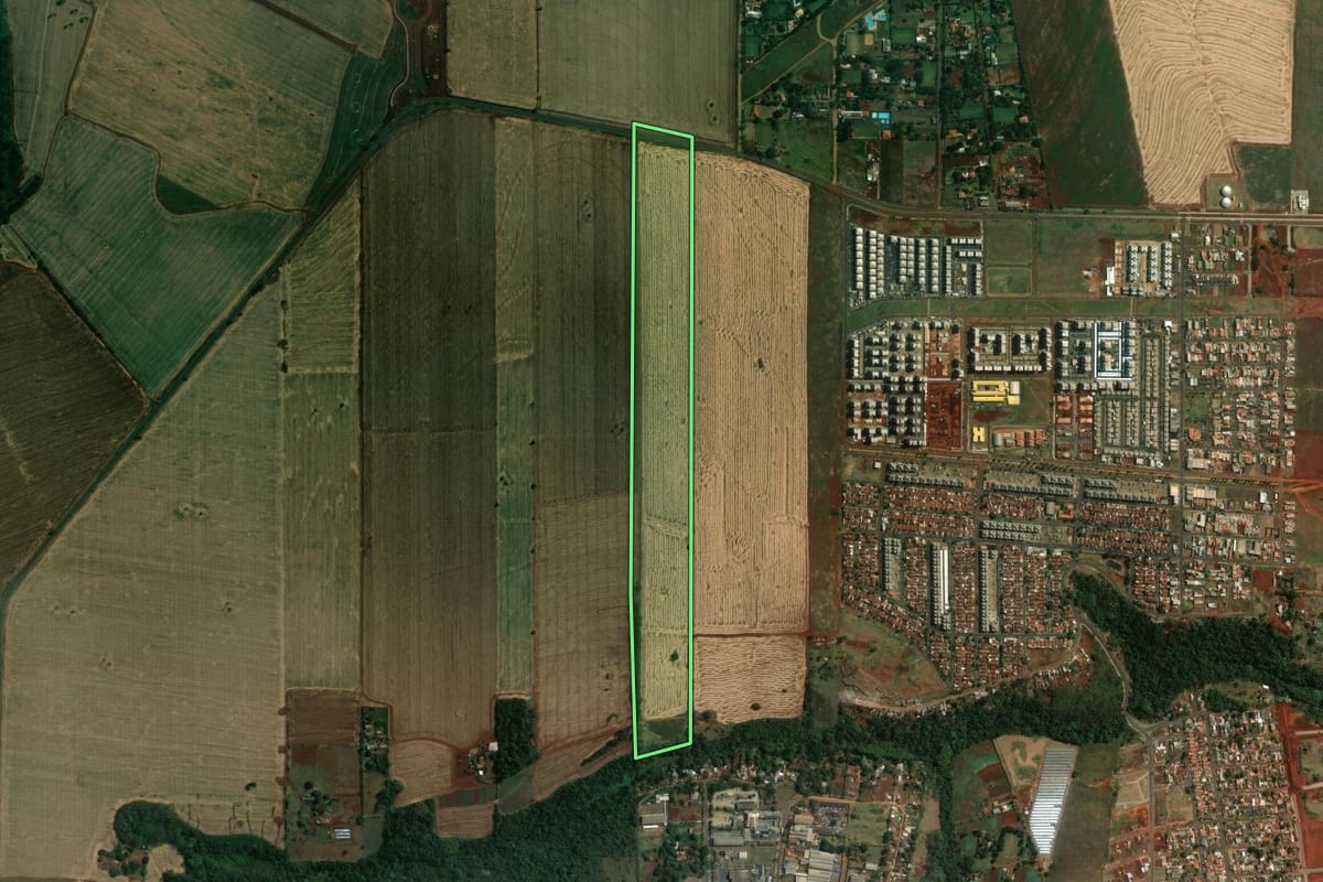 Imagem de satélite do imóvel rural em Londrina (PR), com o contorno declarado no CAR desenhado por cima.