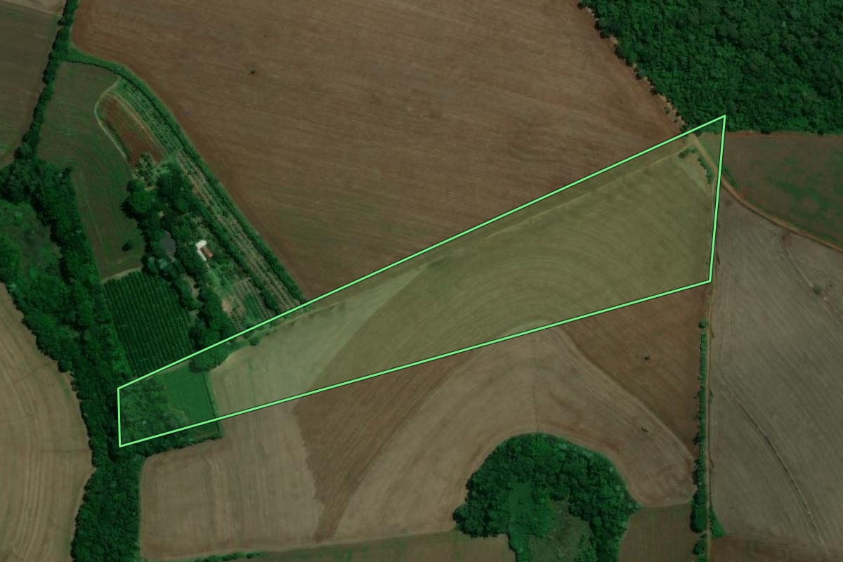 Imagem de satélite do imóvel rural em Londrina (PR), com o contorno declarado no CAR desenhado por cima.