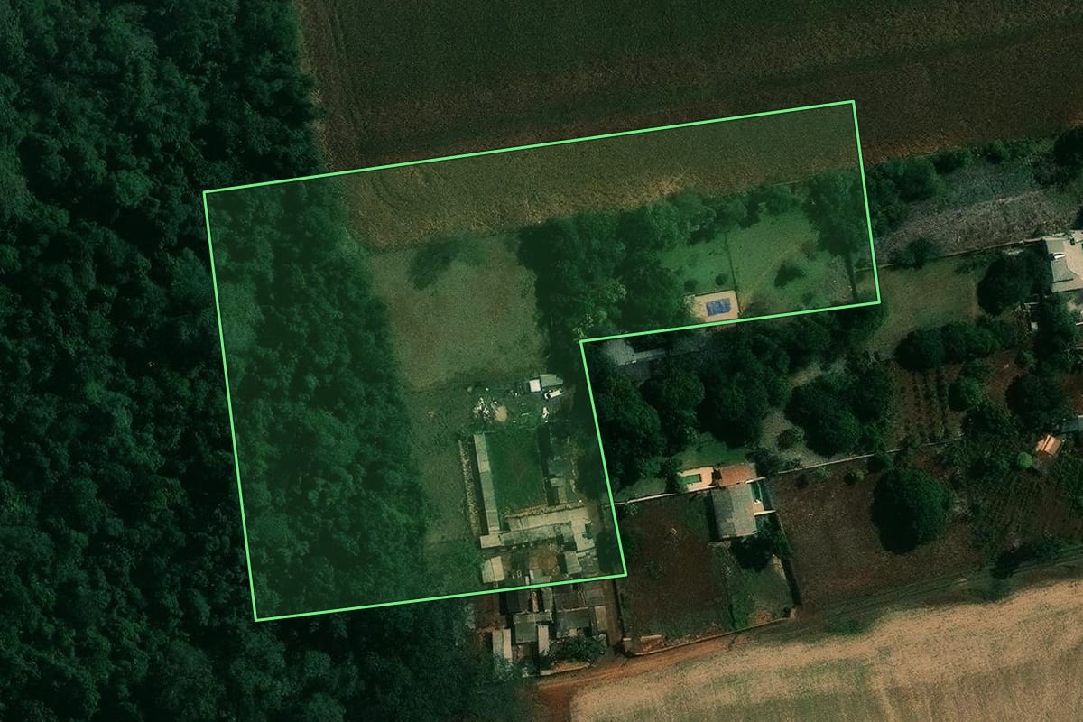 Imagem de satélite do imóvel rural em Londrina (PR), com o contorno declarado no CAR desenhado por cima.