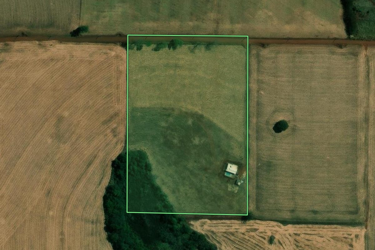 Imagem de satélite do imóvel rural em Londrina (PR), com o contorno declarado no CAR desenhado por cima.
