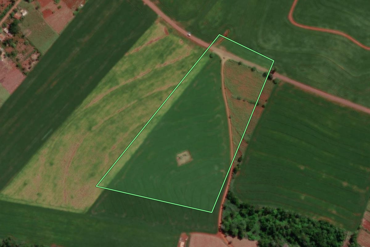 Imagem de satélite do imóvel rural em Londrina (PR), com o contorno declarado no CAR desenhado por cima.