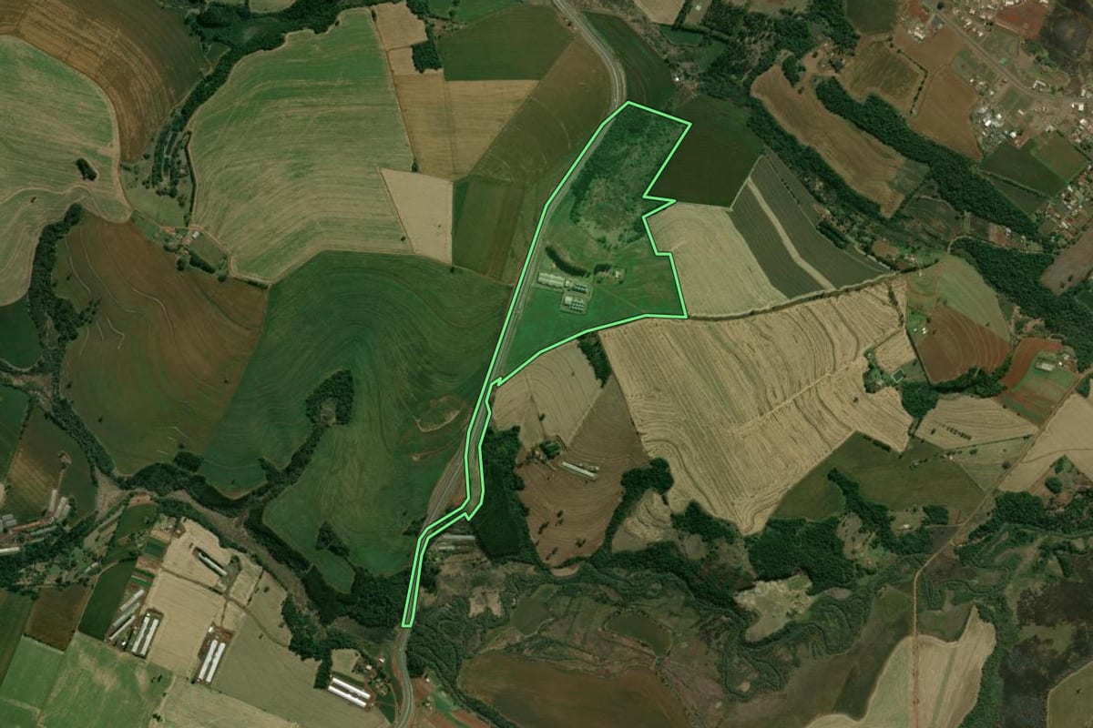 Imagem de satélite do imóvel rural em Londrina (PR), com o contorno declarado no CAR desenhado por cima.