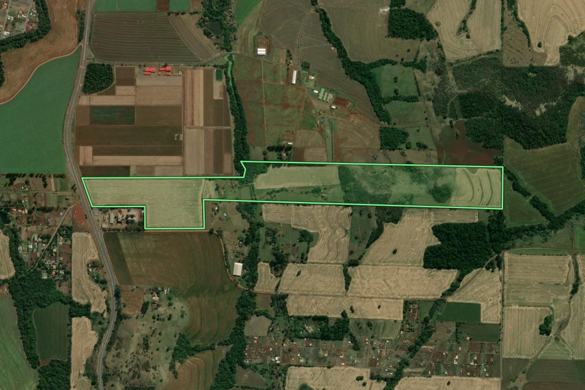 Imagem de satélite do imóvel rural em Londrina (PR), com o contorno declarado no CAR desenhado por cima.