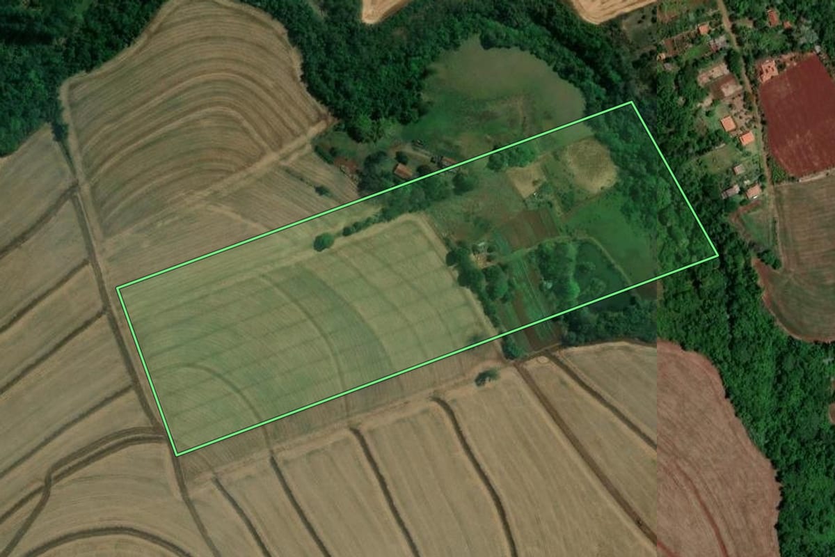 Imagem de satélite do imóvel rural em Londrina (PR), com o contorno declarado no CAR desenhado por cima.