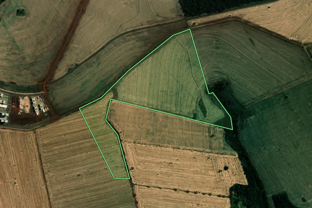 Imagem de satélite do imóvel rural em Londrina (PR), com o contorno declarado no CAR desenhado por cima.