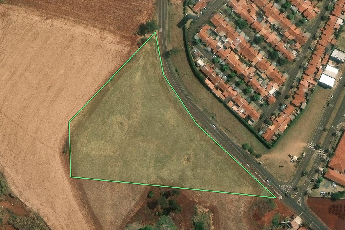 Imagem de satélite do imóvel rural em Londrina (PR), com o contorno declarado no CAR desenhado por cima.
