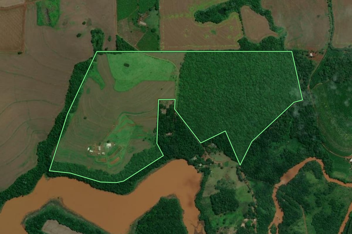 Imagem de satélite do imóvel rural em Londrina (PR), com o contorno declarado no CAR desenhado por cima.