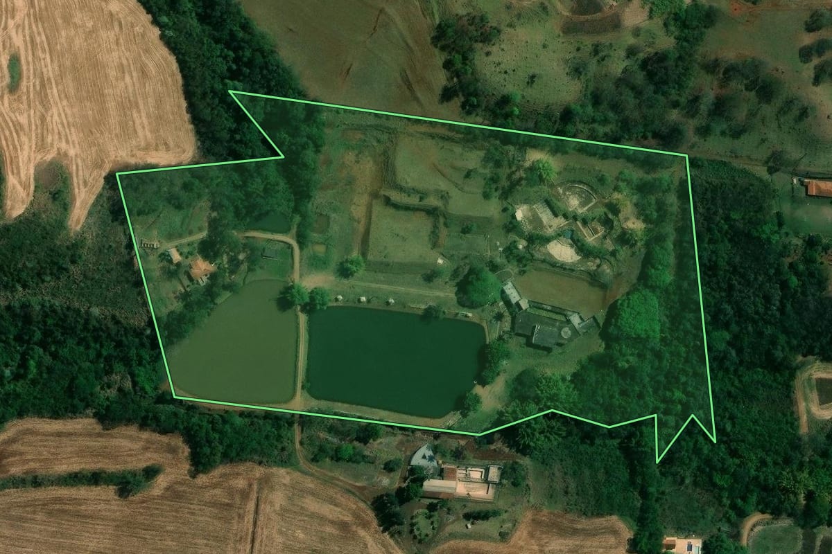 Imagem de satélite do imóvel rural em Londrina (PR), com o contorno declarado no CAR desenhado por cima.