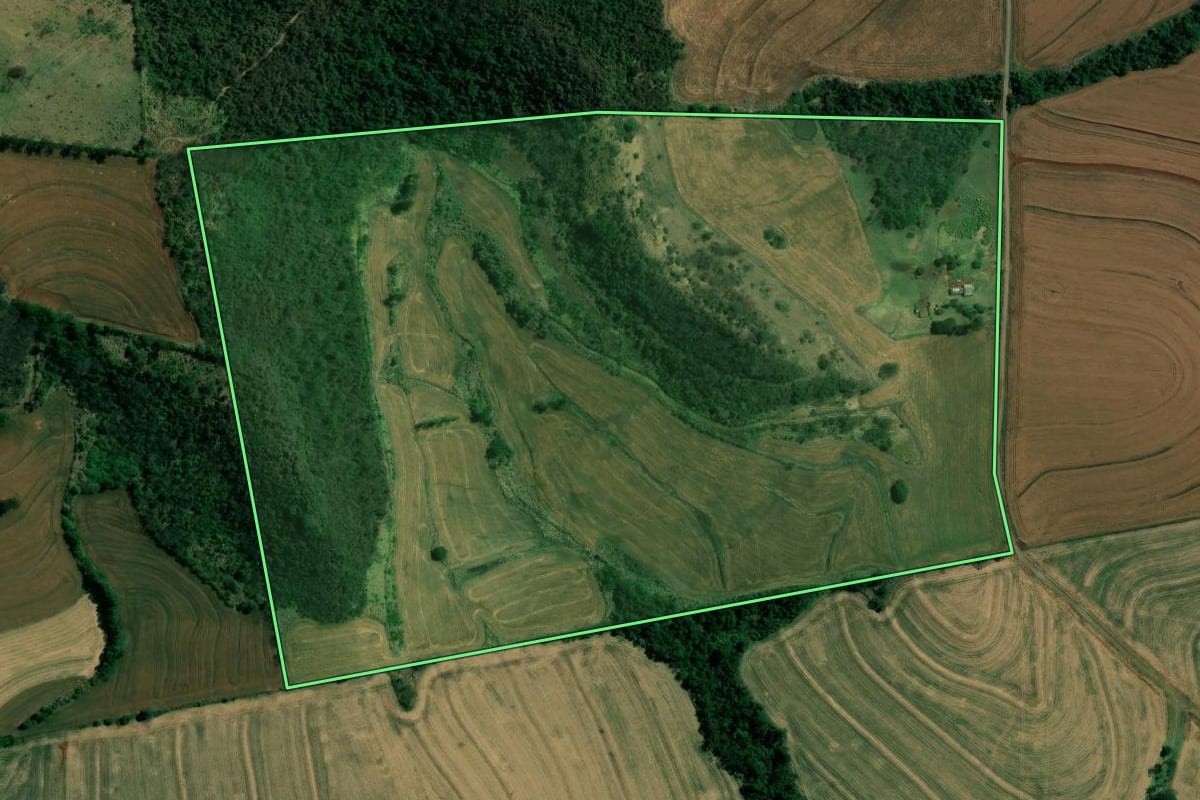 Imagem de satélite do imóvel rural em Londrina (PR), com o contorno declarado no CAR desenhado por cima.