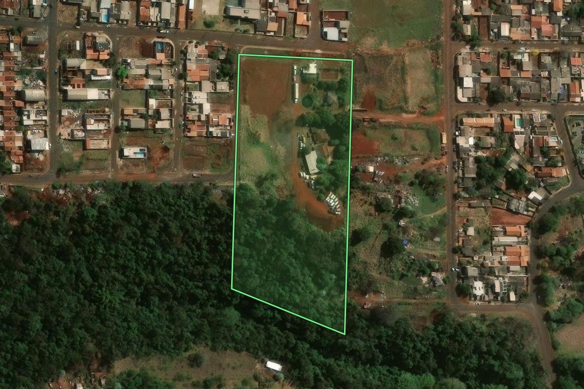 Imagem de satélite do imóvel rural em Londrina (PR), com o contorno declarado no CAR desenhado por cima.