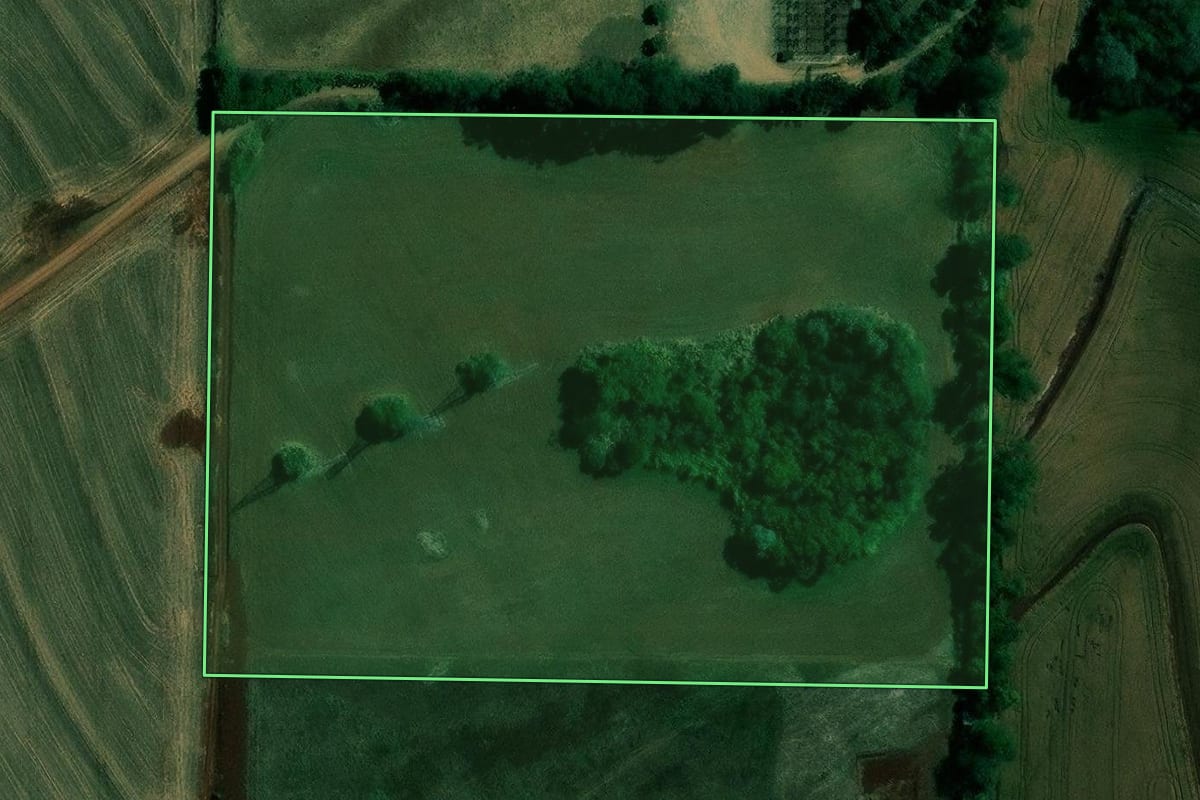 Imagem de satélite do imóvel rural em Londrina (PR), com o contorno declarado no CAR desenhado por cima.