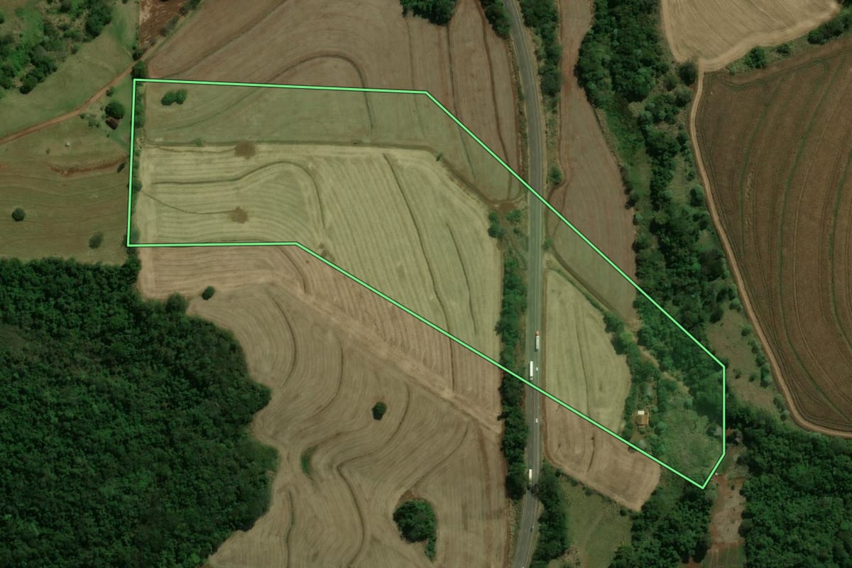 Imagem de satélite do imóvel rural em Londrina (PR), com o contorno declarado no CAR desenhado por cima.