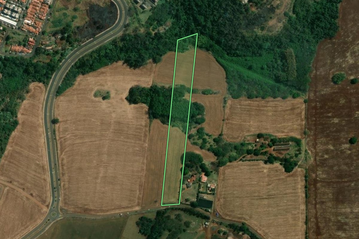 Imagem de satélite do imóvel rural em Londrina (PR), com o contorno declarado no CAR desenhado por cima.