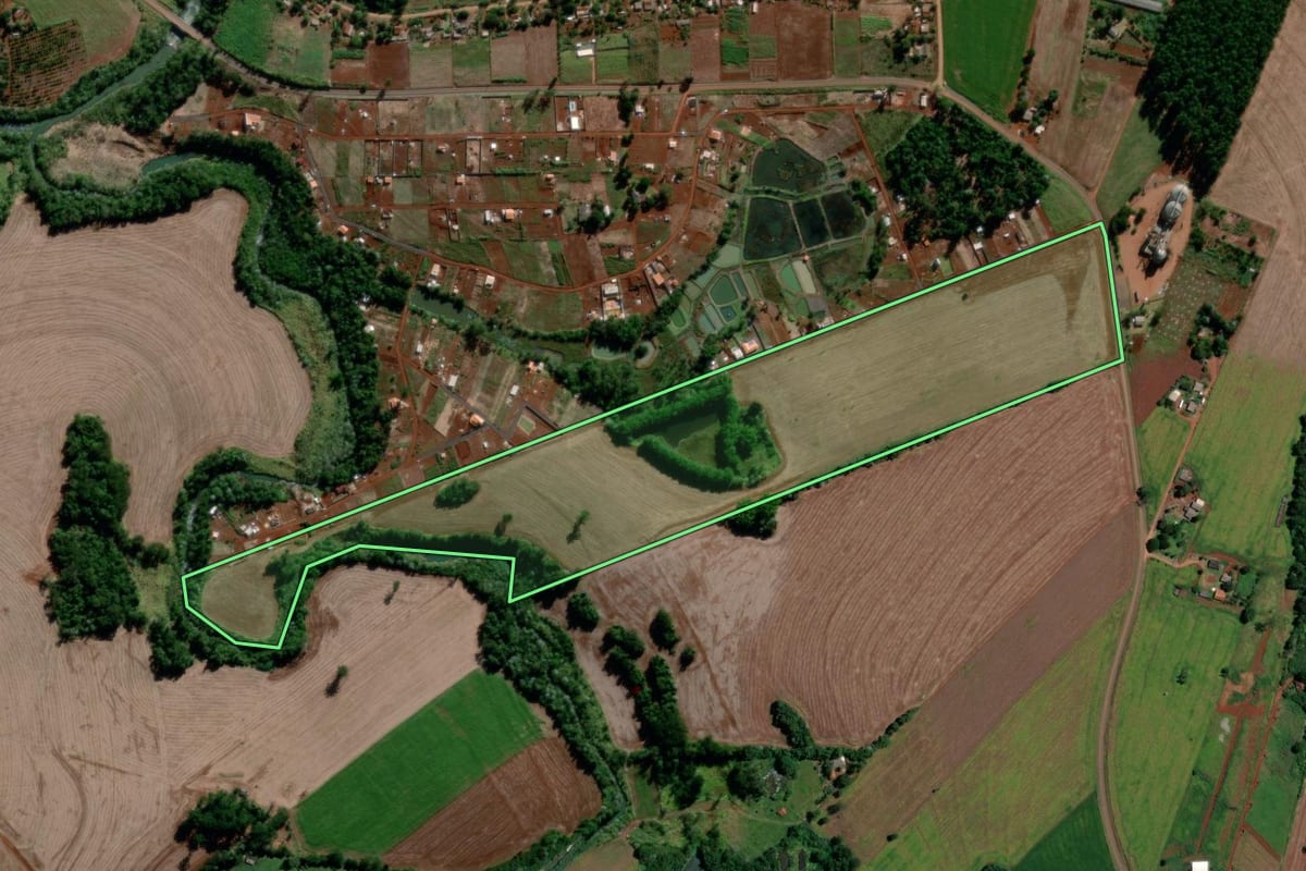 Imagem de satélite do imóvel rural em Londrina (PR), com o contorno declarado no CAR desenhado por cima.
