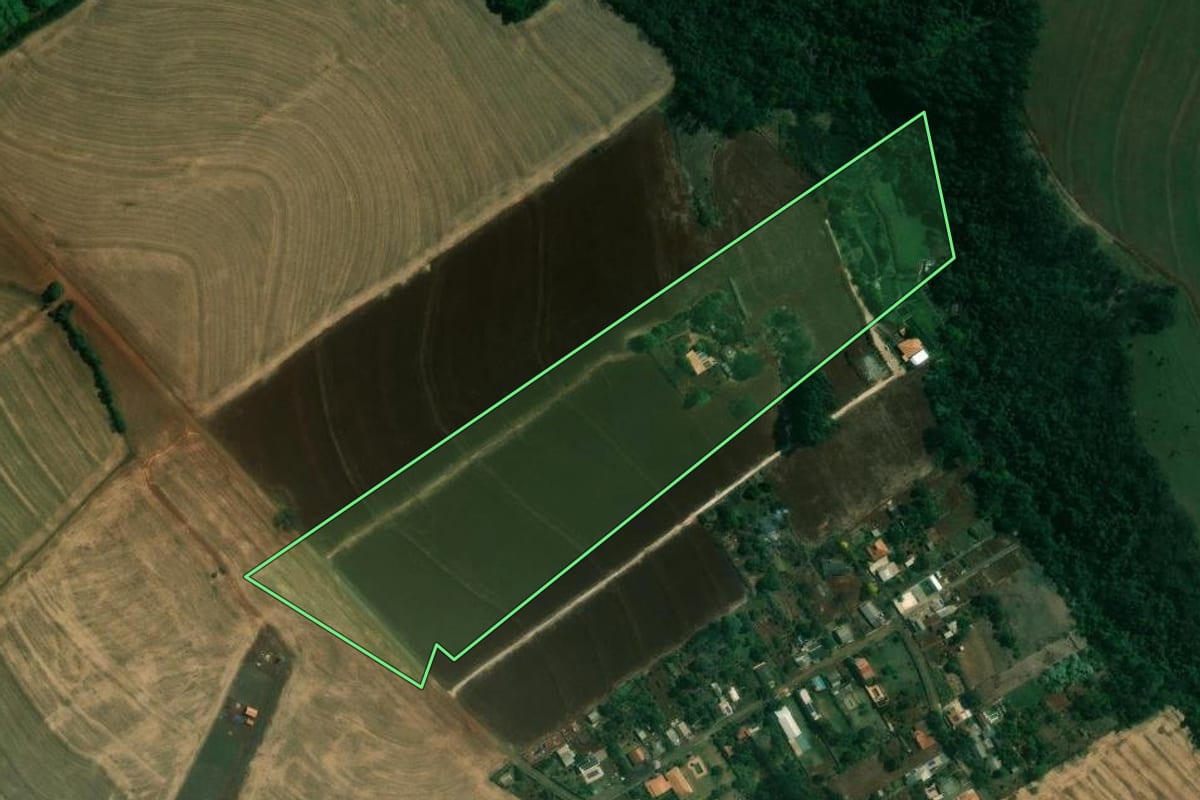 Imagem de satélite do imóvel rural em Londrina (PR), com o contorno declarado no CAR desenhado por cima.