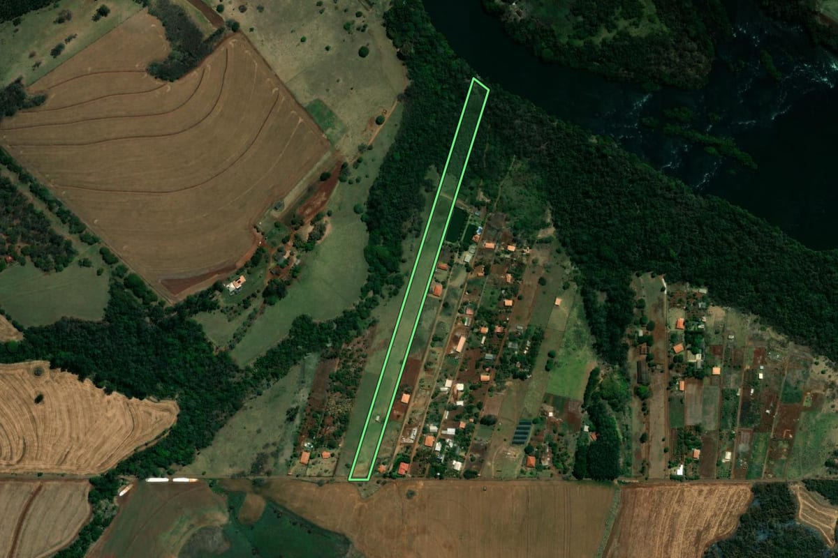 Imagem de satélite do imóvel rural em Londrina (PR), com o contorno declarado no CAR desenhado por cima.