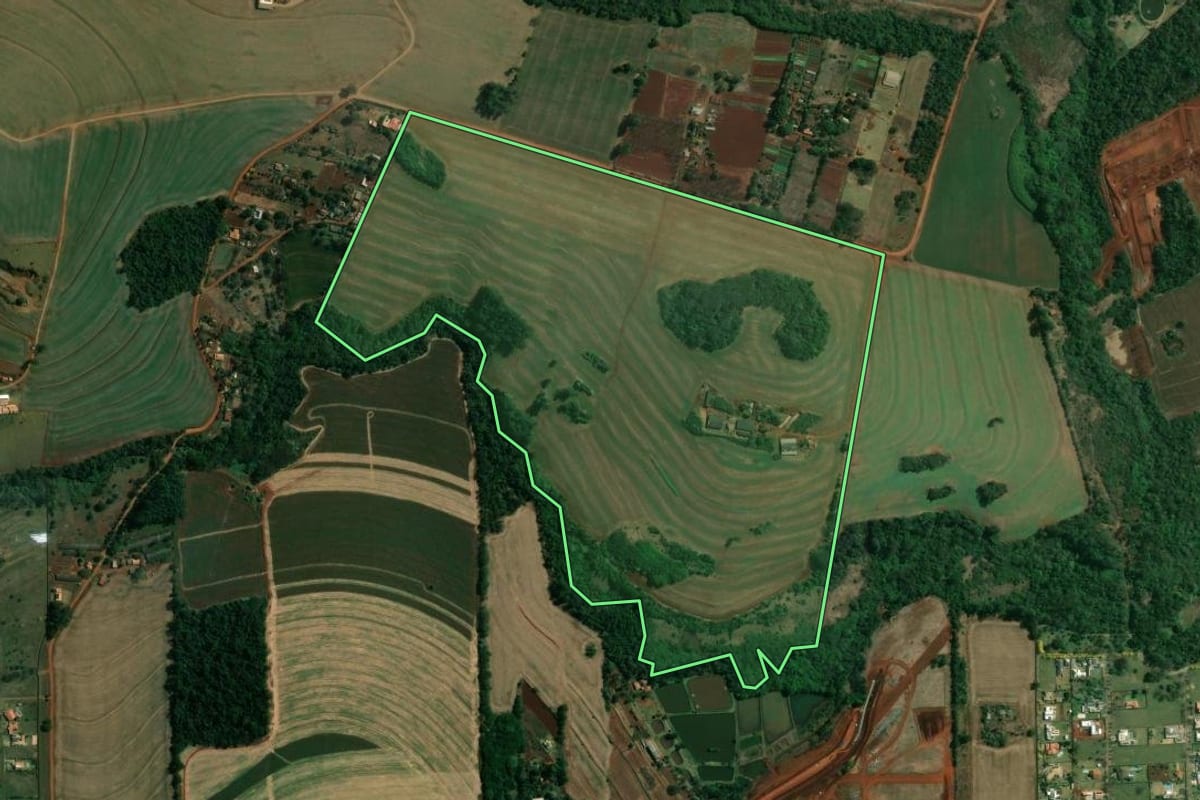 Imagem de satélite do imóvel rural em Londrina (PR), com o contorno declarado no CAR desenhado por cima.