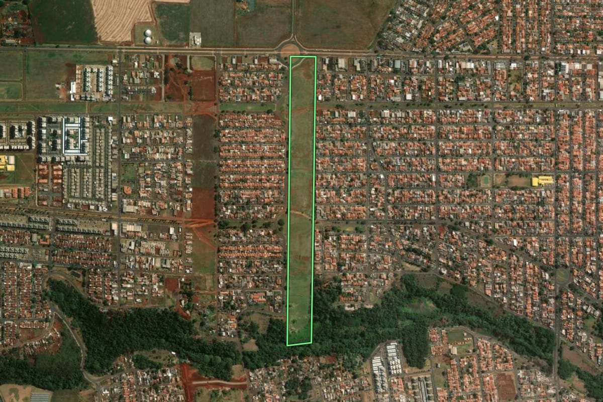 Imagem de satélite do imóvel rural em Londrina (PR), com o contorno declarado no CAR desenhado por cima.