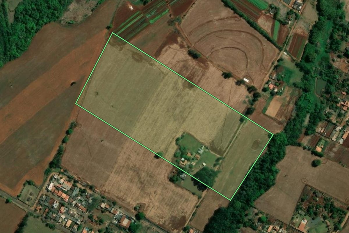 Imagem de satélite do imóvel rural em Londrina (PR), com o contorno declarado no CAR desenhado por cima.