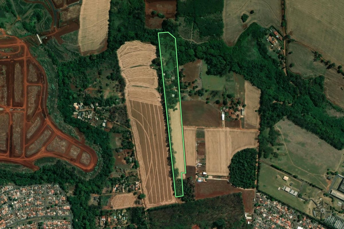 Imagem de satélite do imóvel rural em Londrina (PR), com o contorno declarado no CAR desenhado por cima.