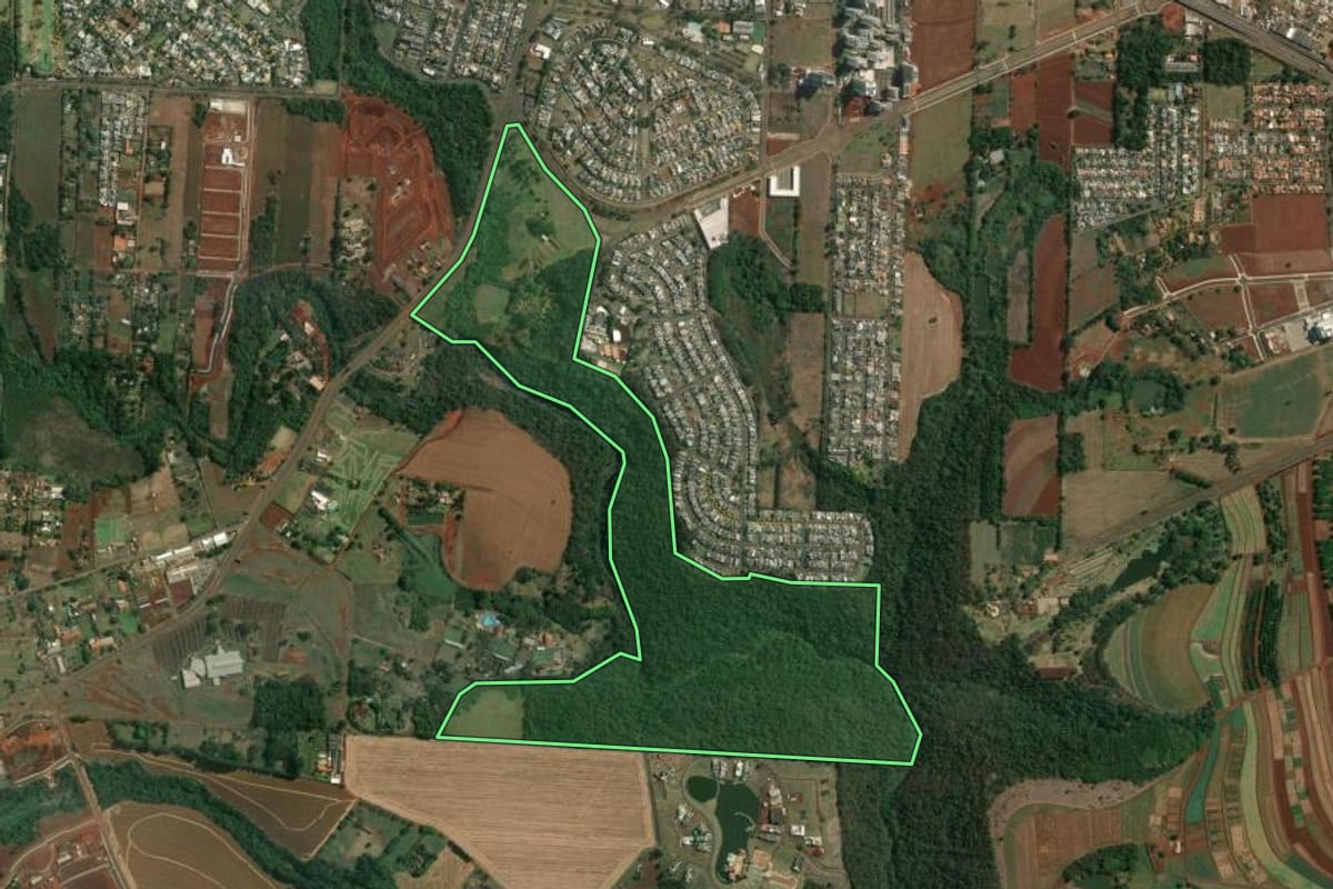 Imagem de satélite do imóvel rural em Londrina (PR), com o contorno declarado no CAR desenhado por cima.