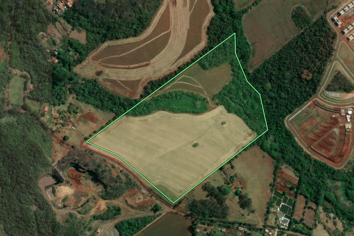 Imagem de satélite do imóvel rural em Londrina (PR), com o contorno declarado no CAR desenhado por cima.